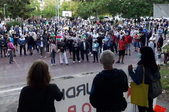 Participantes en la manifestación contra la zona azul en la Txantrea