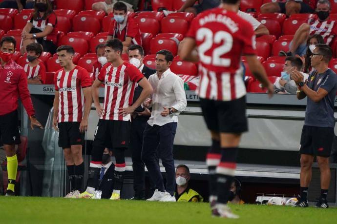 Marcelino da órdenes a Morci y Zarraga antes de ingresar al campo.