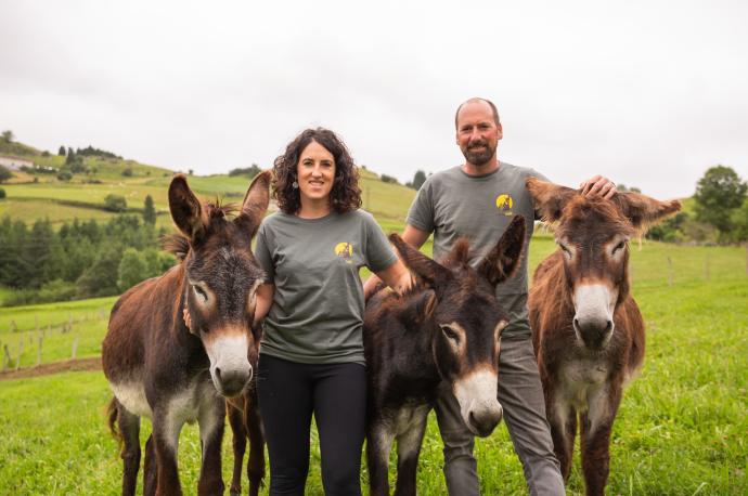 Elena Irigoien y Aritz Aierbe con tres de los burros de Astotrek, empresa creada este verano para ofrecer otra forma de hacer senderismo.