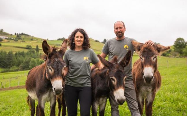Elena Irigoien y Aritz Aierbe con tres de los burros de Astotrek, empresa creada este verano para ofrecer otra forma de hacer senderismo.