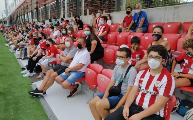 Aficionados del Athletic observan el entrenamiento en el campo 1 de Lezama. Aficionados del Athletic observan el entrenamiento en el campo 1 de Lezama.