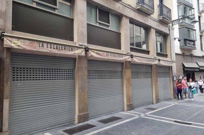 Persianas bajadas en uno de los bares de la calle San Nicolás