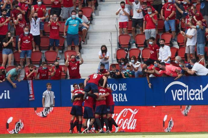 Los jugadores rojillos celebran el gol de Moncayola
