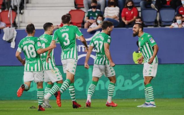 Los jugadores del Betis celebran el primer gol visitante Los jugadores del Betis celebran el primer gol visitante