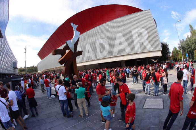 La afición de Osasuna tiñe de rojo los aledaños de El Sadar