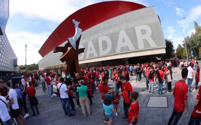 La afición de Osasuna tiñe de rojo los aledaños de El Sadar La afición de Osasuna tiñe de rojo los aledaños de El Sadar
