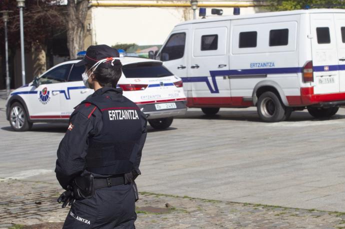 Hallan los cadáveres de un hombre y una mujer en un piso de Gasteiz