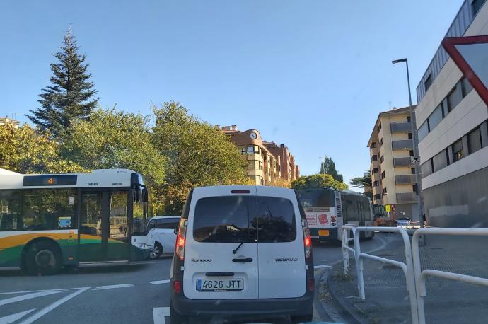 Rotonda entre la calle Fermín Tirapu y la calle Bidaburua de Villava