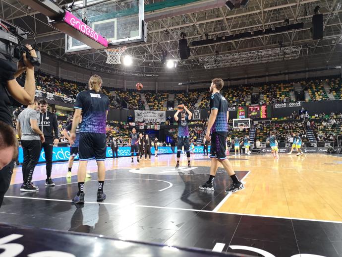 El Surne Bilbao Basket, calentando antes del partido.