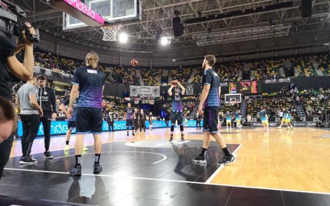 El Surne Bilbao Basket, calentando antes del partido.