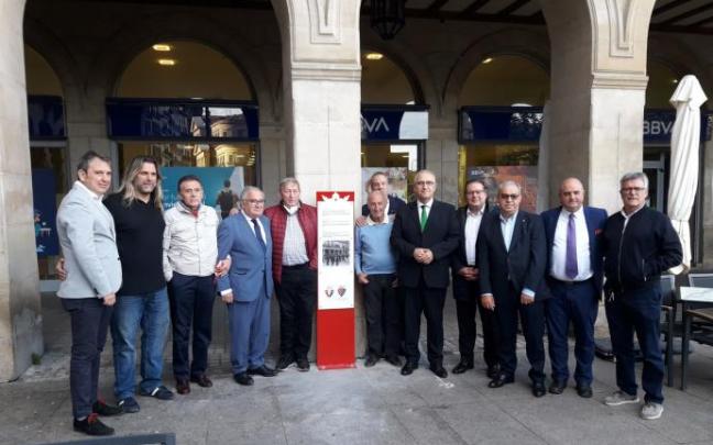 Monolitos informativo ubicado donde hace un siglo se emplazaba el Café Kutz, el lugar donde se fundó Osasuna