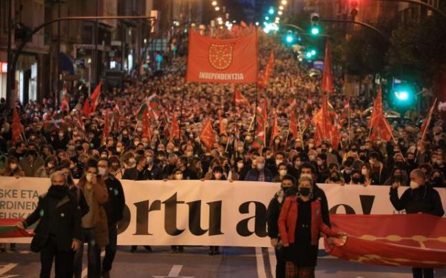 EH Bildu congrega a miles de manifestantes por la independencia en Bilbao. EH Bildu congrega a miles de manifestantes por la independencia en Bilbao.