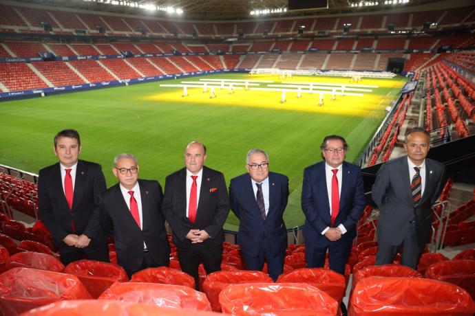 La nueva Junta directiva de Osasuna (más el ausente César Muniain)