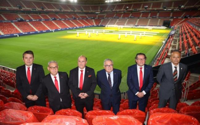 La nueva Junta directiva de Osasuna (más el ausente César Muniain)