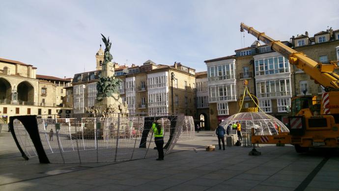 Este miércoles ha comenzado en la céntrica plaza de la Virgen Blanca la instalación de la estructura luminosa que cada año marca el inicio de la campaña de Navidad.