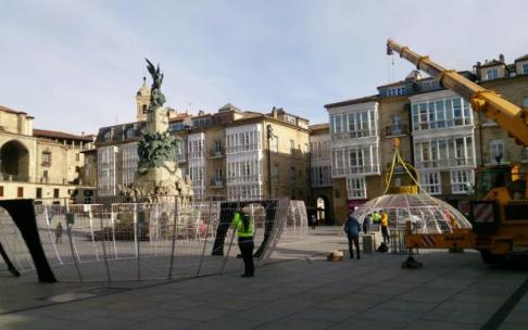 Este miércoles ha comenzado en la céntrica plaza de la Virgen Blanca la instalación de la estructura luminosa que cada año marca el inicio de la campaña de Navidad.