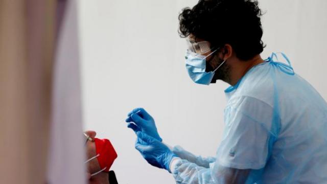 La cuarentena de los positivos por Covid se reducirá a siete días.