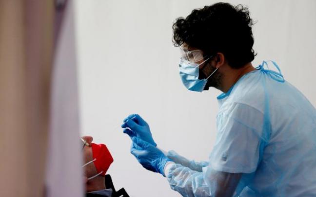 La cuarentena de los positivos por Covid se reducirá a siete días.