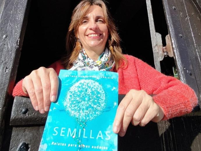 La psicóloga almandoztarra Esther Sanzberro Iturriria, con el libro recién publicado "Semillas. Relatos para almas audaces".