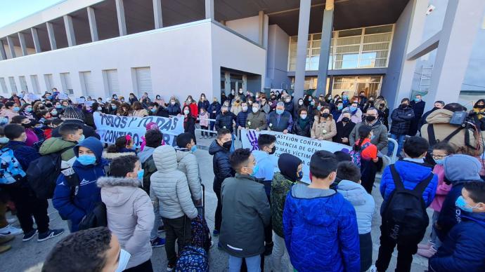 Concentración en el colegio donde trabajaba Sara Pina