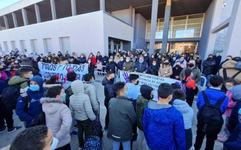 Concentración en el colegio donde trabajaba Sara Pina
