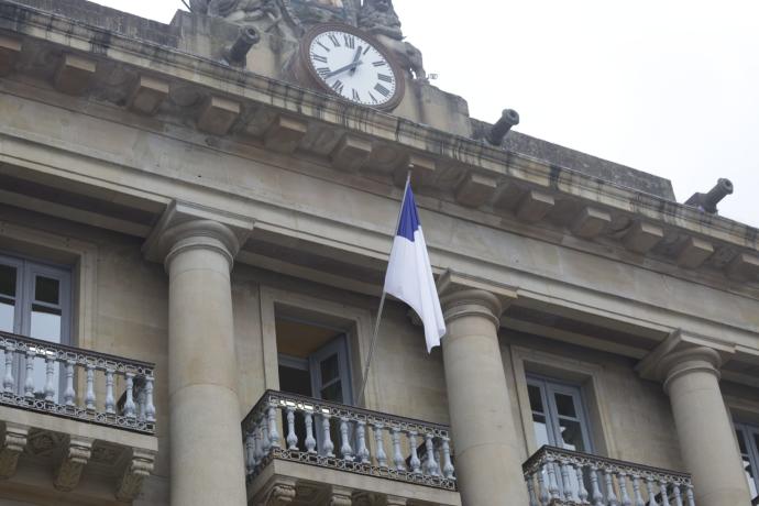 La bandera de Donostia luce en el balcón de la plaza de la Constitución