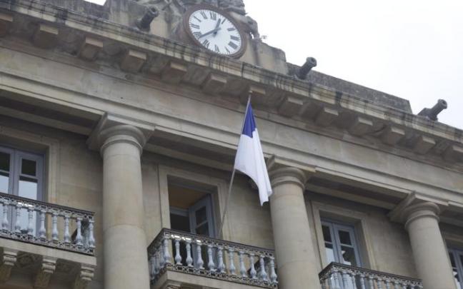 La bandera de Donostia luce en el balcón de la plaza de la Constitución