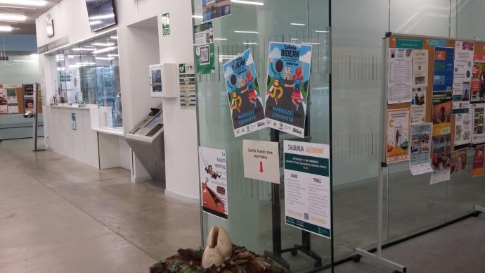 Buzón instalado en el centro cívico de Salburua para depositar los dibujos