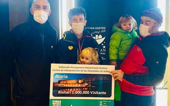 Recibimiento al visitante un millón en Ataria. Recibimiento al visitante un millón en Ataria.