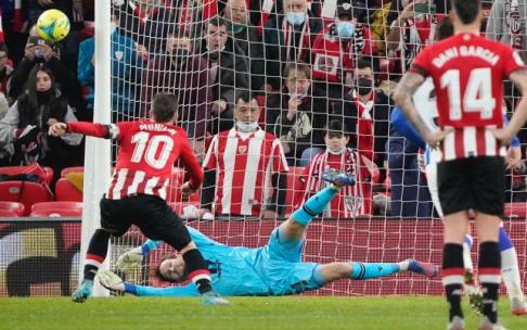 Remiro parando el penalti