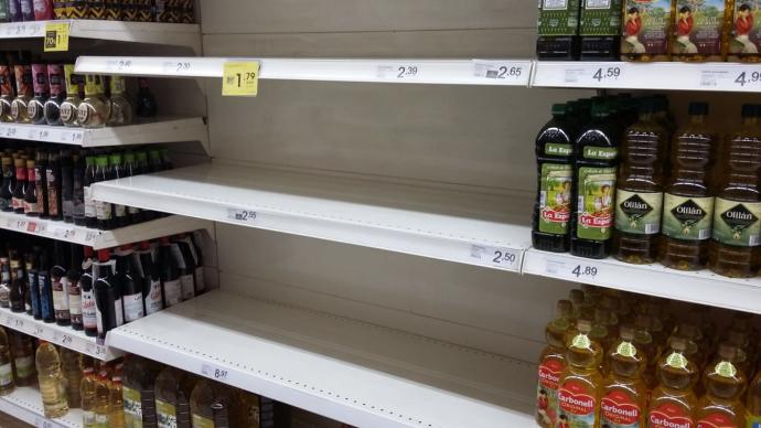 Estanterías vacías en supermercados de Vitoria, donde se agota el aceite de girasol.