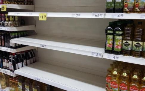 Estanterías vacías en supermercados de Vitoria, donde se agota el aceite de girasol.