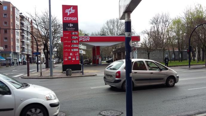 Gasolinera en la calle Reyes Católicos de Vitoria.