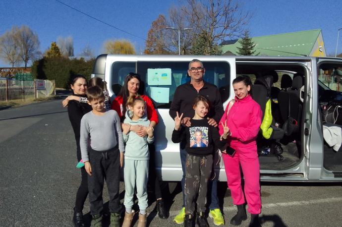 Mujeres y niños de Ucrania trasladados en la furgoneta que acompaña al autobús en la expedición que partió de Estella