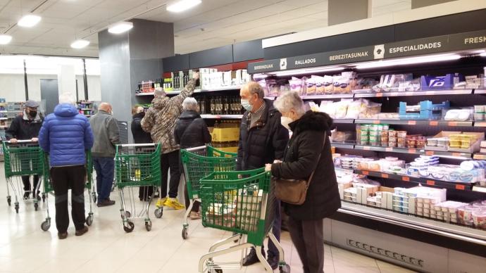 Pasillo del aceite en un supemercado de Vitoria, hoy lunes.