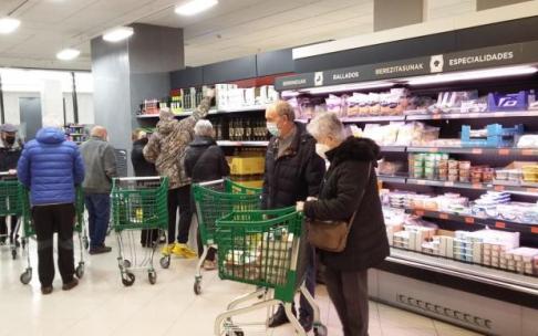 Pasillo del aceite en un supemercado de Vitoria, hoy lunes.