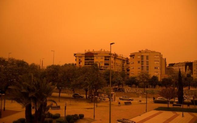 La calima ha teñido de rojo varios pueblos y ciudades.