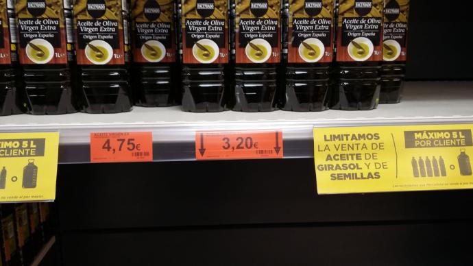 Precio de hoy miércoles, 16 de marzo, de un litro de aceite de girasol en un supermercado de Vitoria.