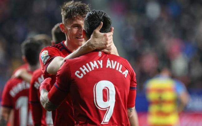Budimir y Chimy celebran el gol del primero Budimir y Chimy celebran el gol del primero