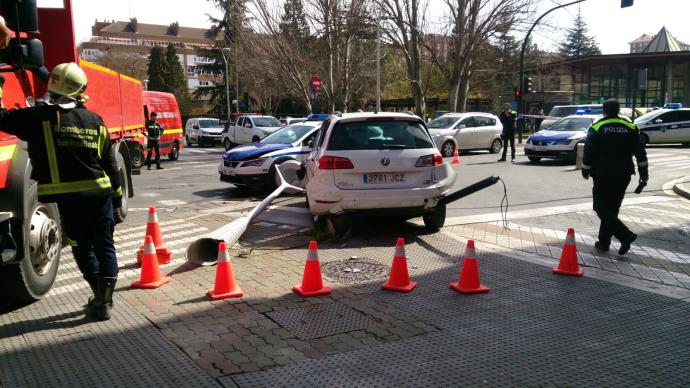 El coche implicado en el accidente, en el cruce entre Los Herrán y Arana.