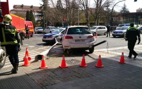 El coche implicado en el accidente, en el cruce entre Los Herrán y Arana.
