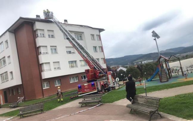 Asegurando un tejado en Derio.