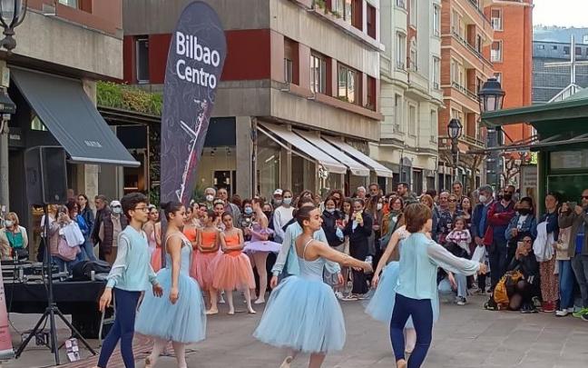 El ballet clásico de Teresa González Ardanaz fue una de las actividades organizadas para el Shopping Eguna.