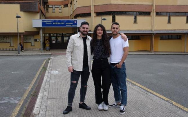 De izquierda a derecha: Unai Yoldi, Ekhiñe Aizkorbe y Asier Iriarte, ante la fachada de Mendialdea