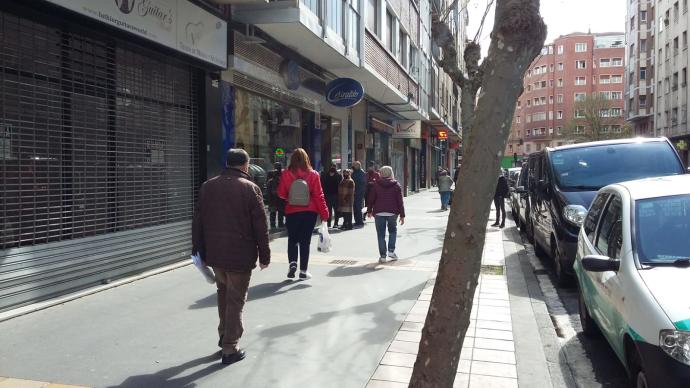 Una fila de gente en la calle Basoa.