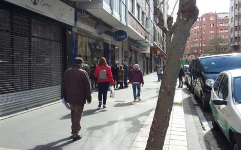 Una fila de gente en la calle Basoa. Una fila de gente en la calle Basoa.