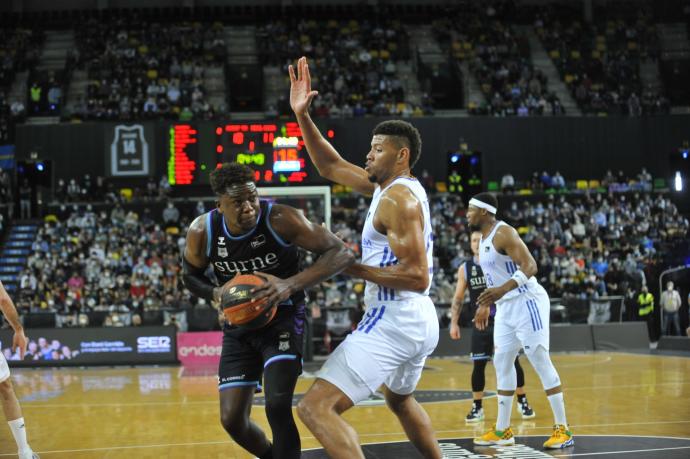 El Surne Bilbao Basket se ha impuesto en el Bilbao Arena a un Real Madrid de capa caída.