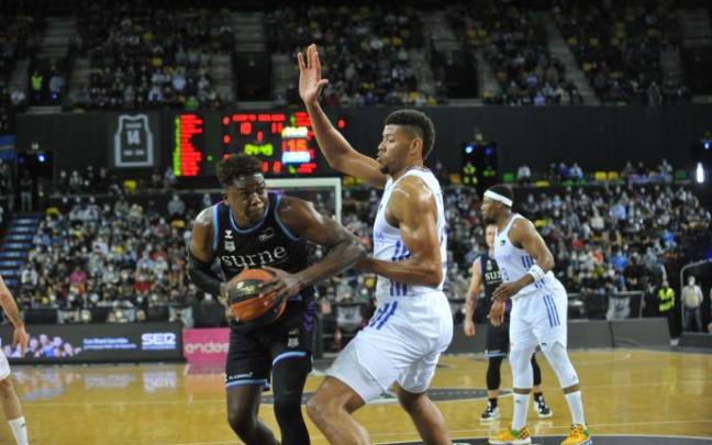 El Surne Bilbao Basket se ha impuesto en el Bilbao Arena a un Real Madrid de capa caída.