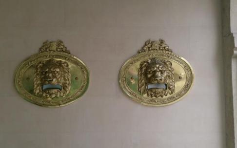 Tapan la boca a los leones en Correos Tapan la boca a los leones en Correos