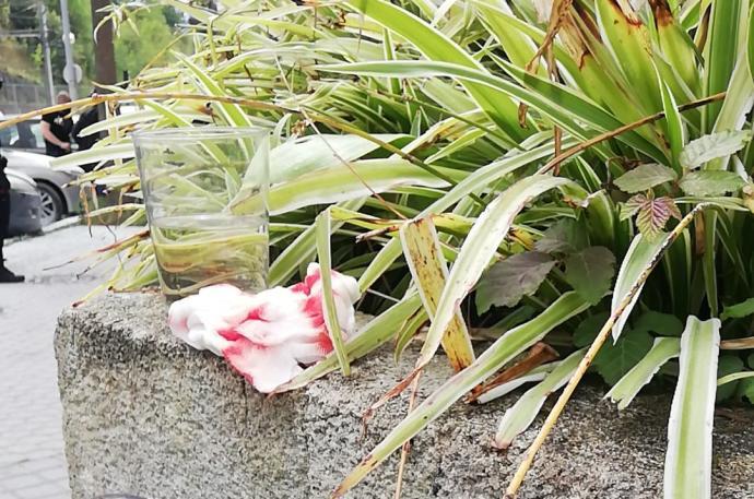 Un pañuelo ensangrentado en el lugar de los hechos.